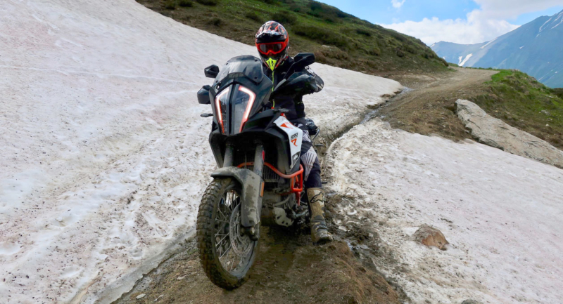 KTM Adventure 1290R im Schnee