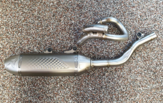 Akrapovic Racing Line für KTM EXC out of the Box Außenseite