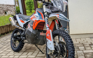 KTM Adventure 890 frisch bereift mit Dunlop D908RR