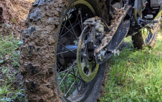 Dunlop D908RR Hintereifen setzt sich in tiefem Boden schnell zu Jentlflow Test