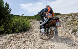 Bosnien Rally mit der KTM 890 Advenure Jentlflow Steinige Auffahrt