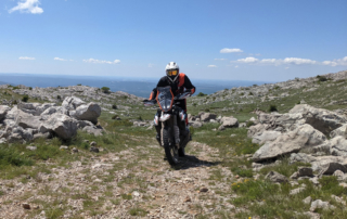 Jentlflow Adventurebike Tour Kroatien, Steiniges Terrain in Küstennähe