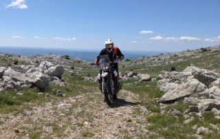 Jentlflow Adventurebike Tour Kroatien, Steiniges Terrain in Küstennähe