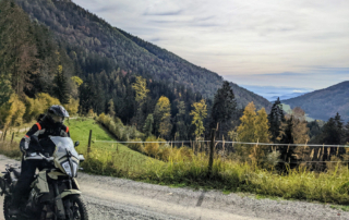 Jentlflow Adventurebiketour Schöckl warm up Schotterstraße, Graz im Hintergrund