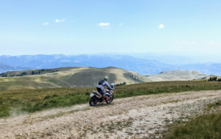 Jentlflow bei der Bosnia Rally 2022 Abfahrt mit herrlichem Ausblick - Chris Bickford