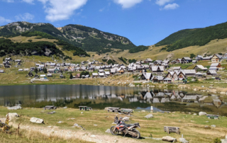 Jentlflow bei der Bosnia Rally 2022 Prokoško jezero - Gleschersee und Almdorf