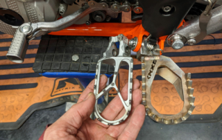 KTM EXC - Fußrasten Original versus MXG Parts