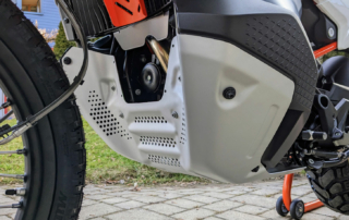 Jetzt großflächiger aber weiterhin dünner Alu Motorschutz KTM 890 Adventure R 2023