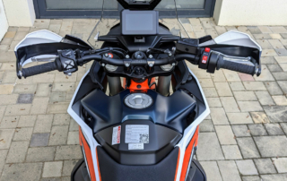 Seitenverkleidungen jetzt breiter und nach vorne gezogen KTM 890 Adventure R 2023