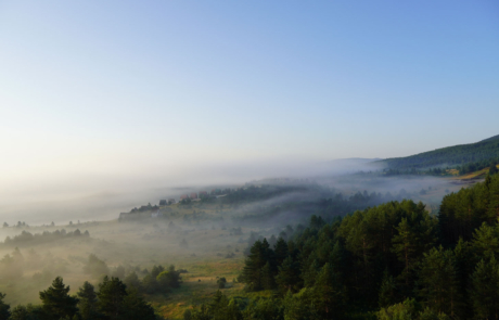 Bosnia Rally Morgentlicher Nebel in der Hochebene um Kupres