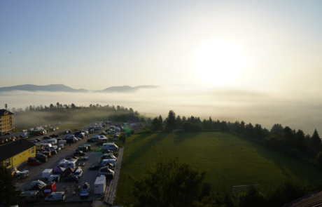 Bosnia Rally Blick auf das Fahrerlager am Morgen