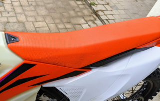 KTM 350 EXC-F 2024 Neue Sitzbank mit viel Grip für die Knie