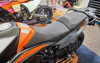 KTM 890 Adventure - Tiefe, zweiteilige Sitzbank