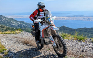 JentlFlow Rallyfahrtechniktraining Kroatien Auffahrt mit Meerblick KTM 890R Rally