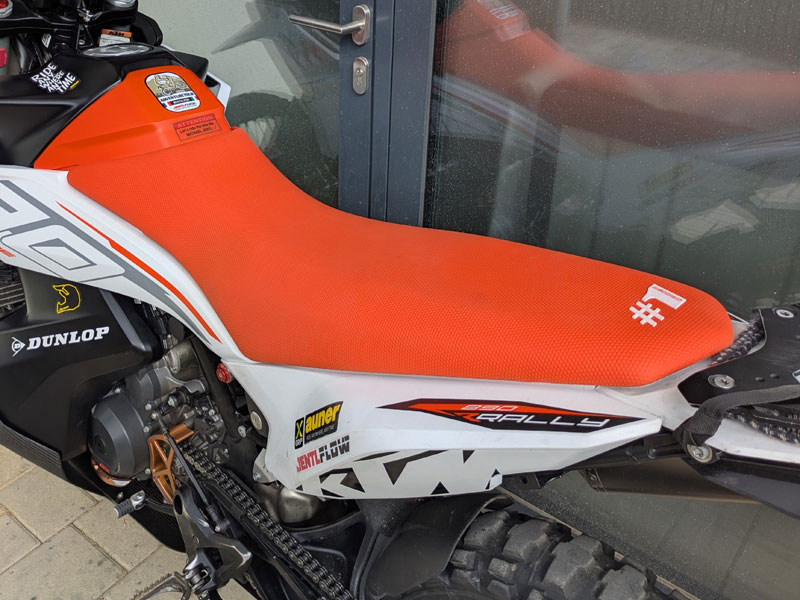 KTM Adventure – Sitzbank Ergonomie und One Gripper Sitzbankbezug